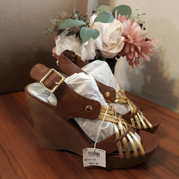 Women's Wedge Sandals - Picture 3 of 3